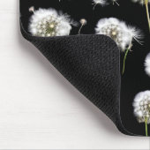 Fluffy paardenbloemen op zwart muismat (Hoek)