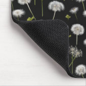 Fluffy paardenbloemen op zwart muismat (Hoek)