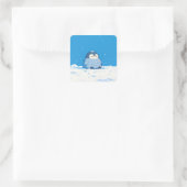 Fluffy Penguin Sitting in Winter Snow Vierkante Sticker (Tas)