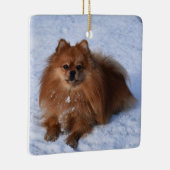 Fluffy Pomeranian Puppy Dog in de sneeuw Keramisch Ornament (Rechts)
