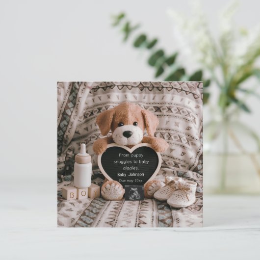 Fluffy Puppy Baby jongen en zwangerschapsaankondig Feestdagenkaart (Staand voorkant)