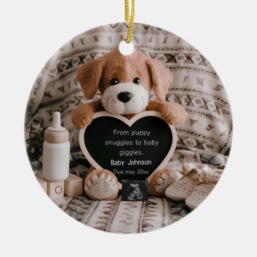 Fluffy Puppy Baby jongen en zwangerschapsaankondig Keramisch Ornament (Voorkant)