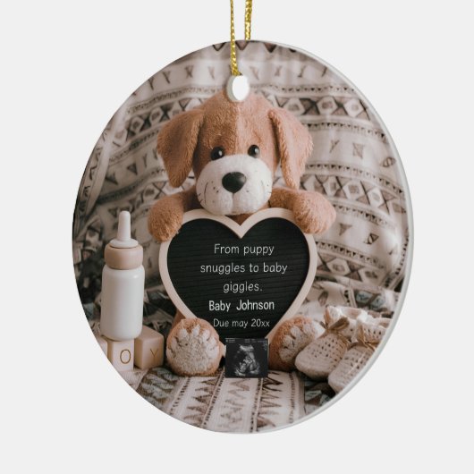Fluffy Puppy Baby jongen en zwangerschapsaankondig Keramisch Ornament (Links)