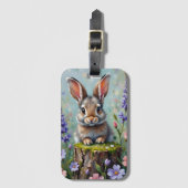 Fluffy Rabbit in een veld van bloemen Bagagelabel (Voorkant (verticaal))