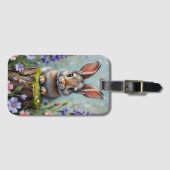 Fluffy Rabbit in een veld van bloemen Bagagelabel (Voorkant (horizontaal))