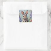 Fluffy Rabbit in een veld van bloemen Vierkante Sticker (Tas)