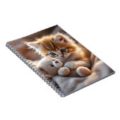 Fluffy red kitten playing with a tiny teddy bear,  notitieboek (Rechterzijde)