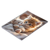 Fluffy red kitten playing with a tiny teddy bear,  notitieboek (Linkerzijde)