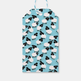 Fluffy schapen op babyblauw cadeaulabel