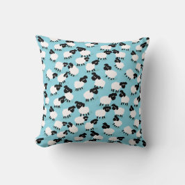 Fluffy schapen op babyblauw kussen