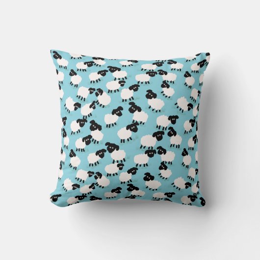 Fluffy schapen op babyblauw kussen (Voorkant)