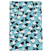 Fluffy schapen op babyblauw medium cadeauzakje (Voorkant)