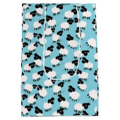 Fluffy schapen op babyblauw medium cadeauzakje (Achterkant)