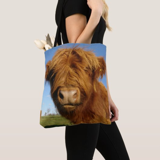 Fluffy Scottish Highland Koe - Blue Sky Tote Bag (Dichtbij)