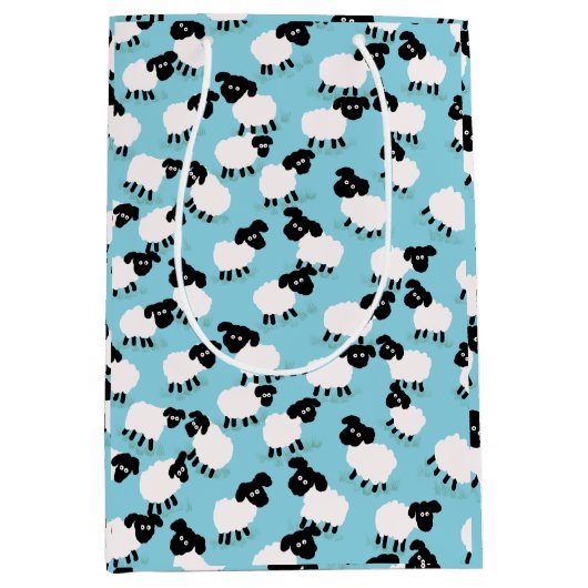 Fluffy Sheep op Baby Blue Medium Cadeauzakje (Voorkant)