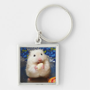 Fluffy syrische hamster Kokolinka die een zaadje e Sleutelhanger