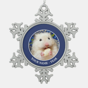 Fluffy syrische hamster Kokolinka die een zaadje e Tin Sneeuwvlok Ornament