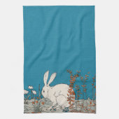 Fluffy White Bunny Zittend in Bloemen op Donkerbla Theedoek (Verticaal)