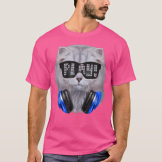 Fluffy White Cat als DJ met zonnebril en hoofdtele T-shirt