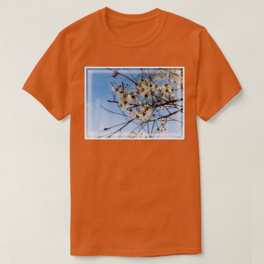 Fluffy White Clematis in Winter met Blue Sky T-shirt (Design voorkant)