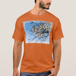 Fluffy White Clematis in Winter met Blue Sky T-shirt