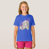 Fluffy White Kitten omgeven door roze bloemen en b T-shirt (Voorkant volledig)