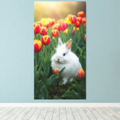Fluffy wit konijn zit tussen de tulpen canvas afdruk (Insitu (Houten vloer))