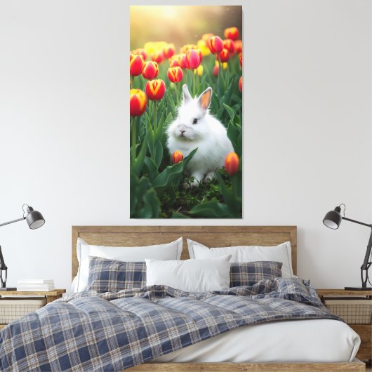 Fluffy wit konijn zit tussen de tulpen canvas afdruk (Insitu (Slaapkamer))