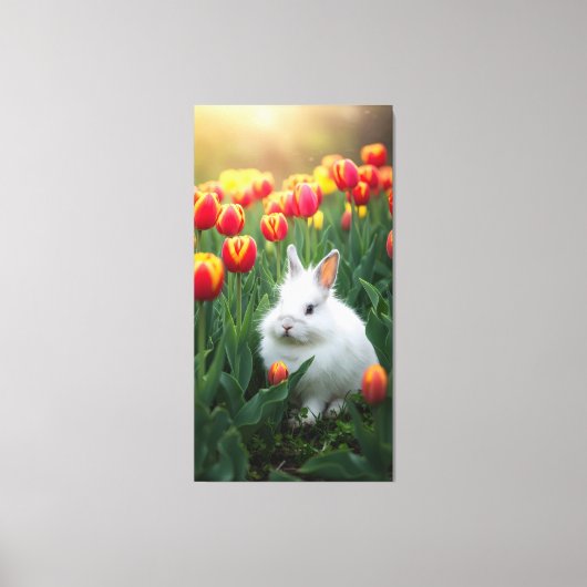 Fluffy wit konijn zit tussen de tulpen canvas afdruk (Voorkant)