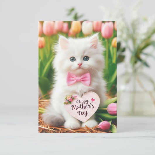 Fluffy Witte Kitten in Tulpveld Moederdag Kaart (Staand voorkant)