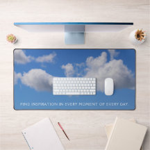 Fluffy Wolken in een Cerulean Blue Summer Sky