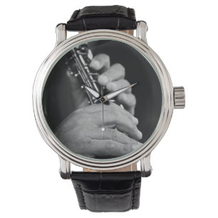 Fluit bespeeld in zwart-wit door zigeuner horloge