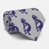 Flute die Kokopelli Cijfer afspeelt - Blauw op Gri Stropdas (Opgerold)