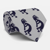 Flute die Kokopelli Cijfer afspeelt - Zwart op gri Stropdas (Opgerold)