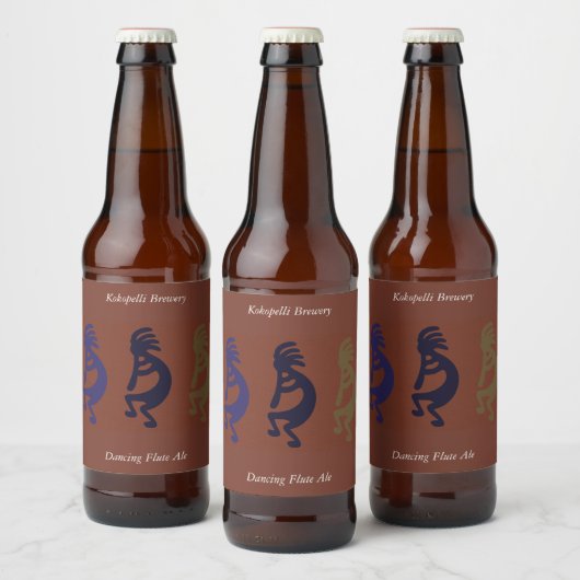 Flute die Kokopelli-figuren afspeelt op Rust Red B Bier Etiket (Flessen)