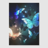 Fluttering Night Butterfly Magnetische Uitnodiging (Voorkant)