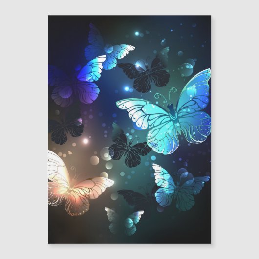 Fluttering Night Butterfly Magnetische Uitnodiging (Voorkant)
