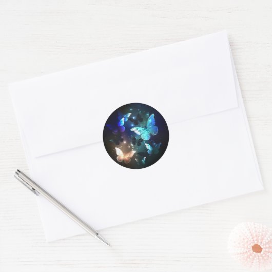 Fluttering Night Butterfly Ronde Sticker (Envelop)