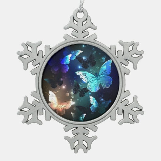 Fluttering Night Butterfly Tin Sneeuwvlok Ornament (Voorkant)