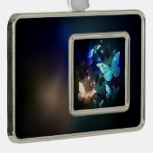 Fluttering Night Butterfly Verzilverd Omlijst Ornament (Rechts)