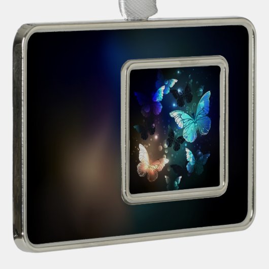 Fluttering Night Butterfly Verzilverd Omlijst Ornament (Rechts)