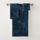 Fluweelzachte Navy Damask | Donkerblauw Grunge Bar Bad Handdoek (Insitu)