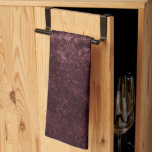 Fluweelzachte wijndamast | Bordeaux Sangria Grunge Theedoek<br><div class="desc">90s Grunge, helemaal volwassen! Edgy en dramatische gothic-geïnspireerde donkerfluweelachtige barokke damast in diep rijk getint palet creëer een weelderige verpletterde fluwelen textuur. Van het luxueuze en verfijnde "Moody Jewel Tones" collectie, voegt dit nieuwe moderne moderne, hedendaagse gemengde medium unisex (maar vrouwelijk) abstracte effect een perfecte pop van een donkere, gedempte,...</div>