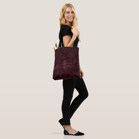 Fluweelzachte wijndamast | Bordeaux Sangria Grunge Tote Bag (Op model)