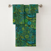 Fly, fly draairy on emerald green bad handdoek (Insitu)