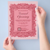 Flyer voor grote opening met roze versierde boogfr (Hand)