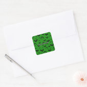 Flying Bats on Green Vierkante Sticker (Envelop)