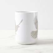 Flying Bird Silhouette Tan Linen Scandinavisch Koffiemok (Center)