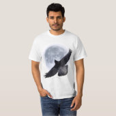 Flying Black Raven Embracing the Moon T-Shirt (Voorkant volledig)