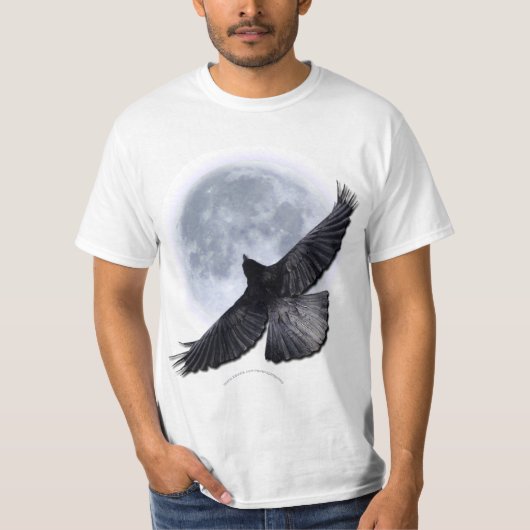 Flying Black Raven Embracing the Moon T-Shirt (Voorkant)